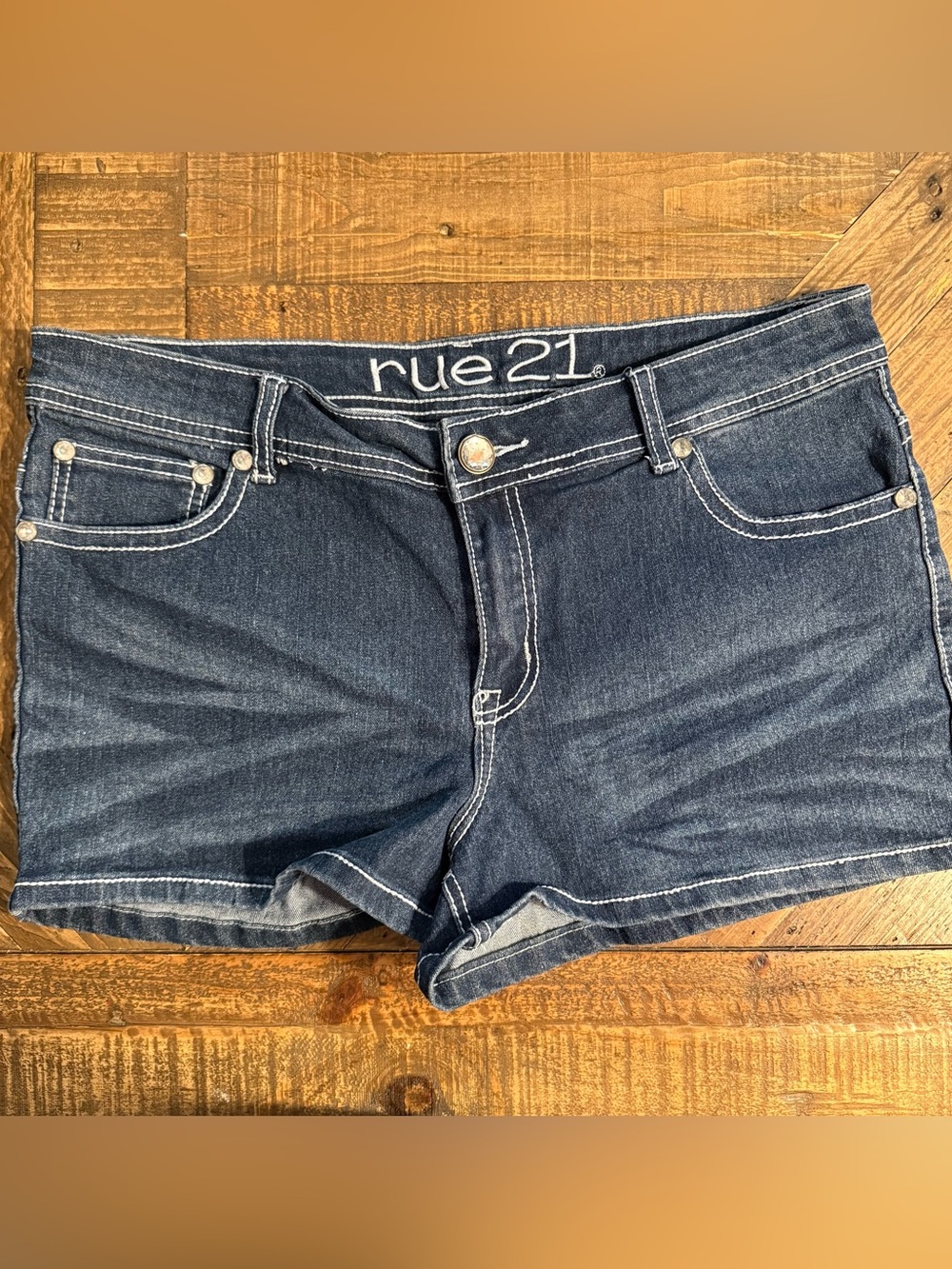 Rue 21 Women’s Denim Jean Shorts Size 13/14 Dark Wash Embellished Pocket Stretch